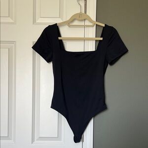 Aritzia Babaton Contour Squareneck Shortsleeve Bodysuit size M great condition